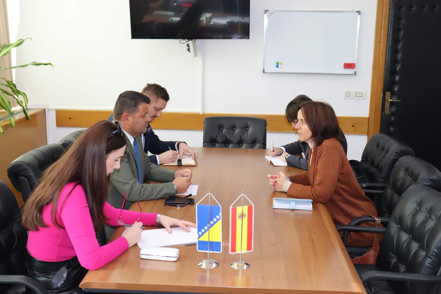 Ministar Hurtić primio novoimenovanu ambasadoricu Španije: Razgovarano o jačanju saradnje u oblasti ljudskih prava, migracija i ravnopravnosti